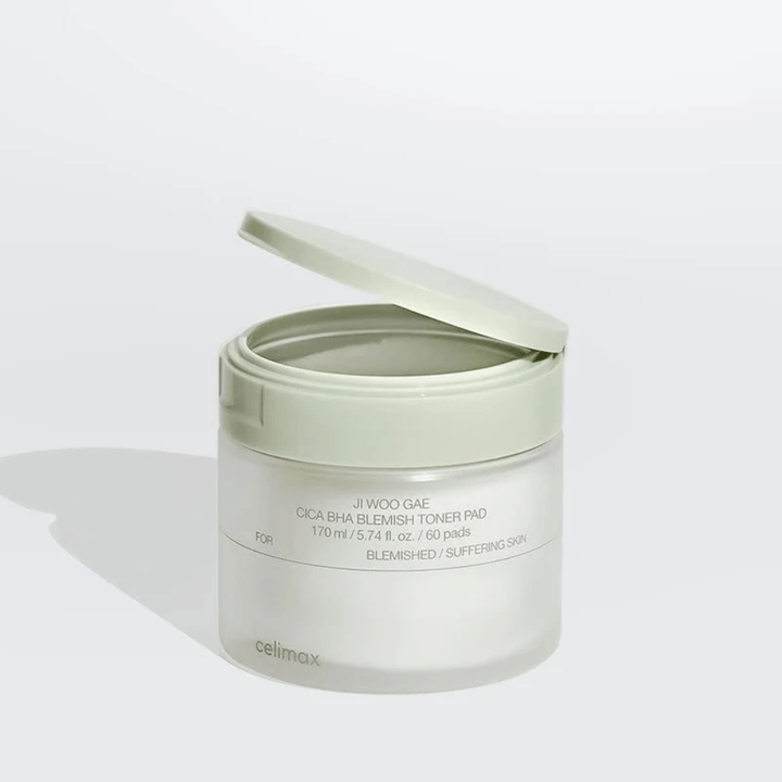 Otvorená nádoba Celimax Ji Woo Gae Cica BHA Blemish Toner Pad. Jemné čistiace tonerové podložky, ktoré upokojujú a vyvažujú pleť.