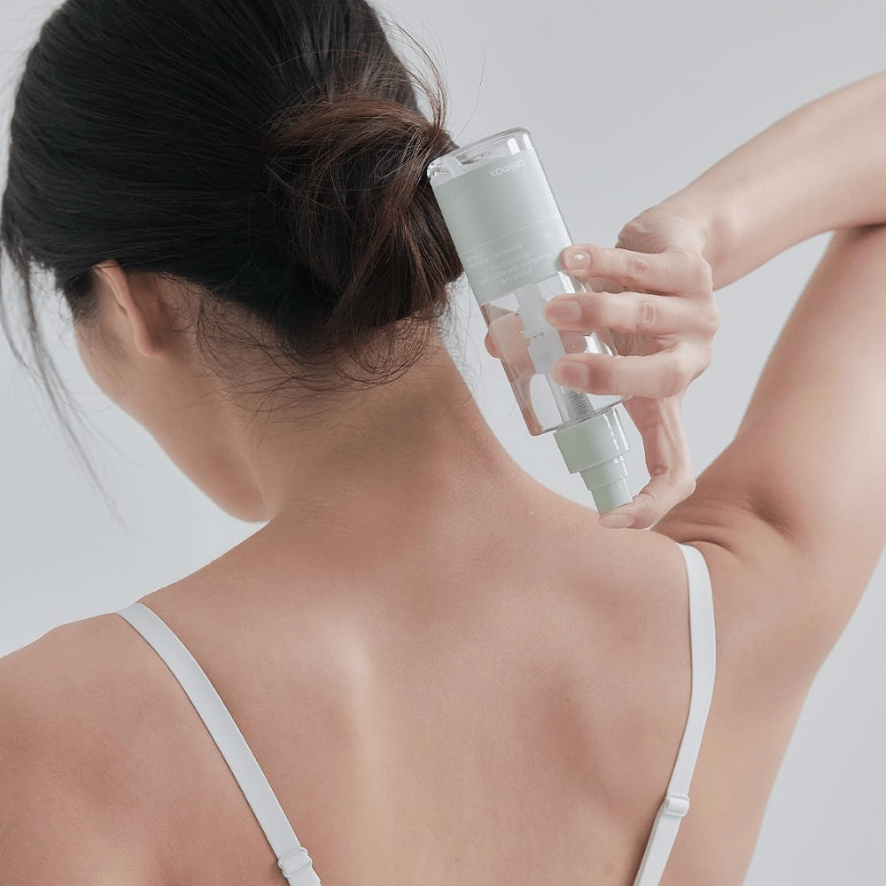 celimax Ji Woo Gae Heartleaf BHA Body Mist sa aplikuje na chrbát a krk
