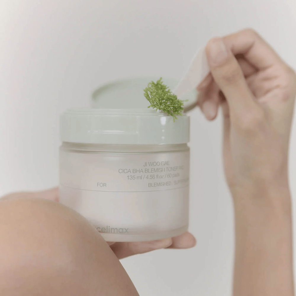 Celimax Ji Woo Gae Cica BHA Blemish Toner Pad s extraktom z centelly sa ukazuje v použití – jemná exfoliácia pre čistú pleť.
