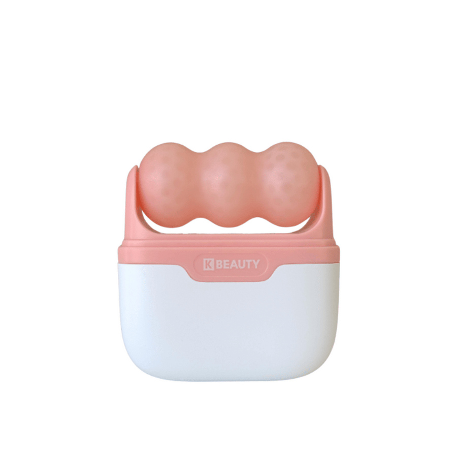 Obrázok zobrazuje K-Beauty Ice Roller s bielou a ružovou rukoväťou. Produkt má tri zaoblené, bodkované valčeky v ružovej farbe na vrchu, navrhnuté na chladenie a masírovanie tváre. Pozadie je úplne biele.