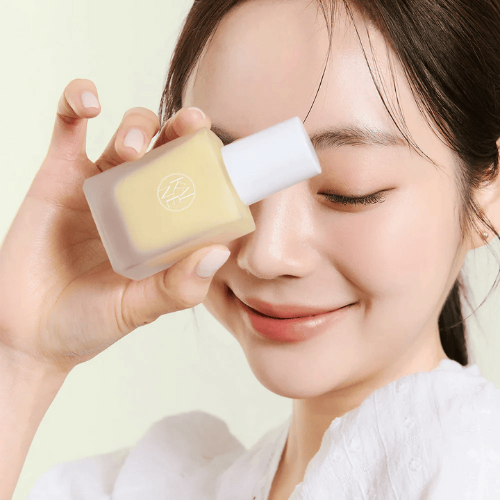 Žena drží fľašu KAINE Vita Drop Serum 30ml.