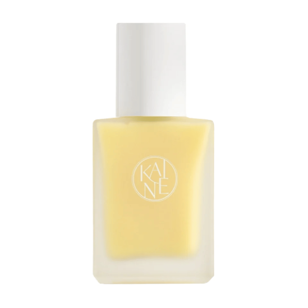 Žltá fľaša Vita Drop Serum 30ml na bielom pozadí s KAINE výrobkami pre starostlivosť o pleť.