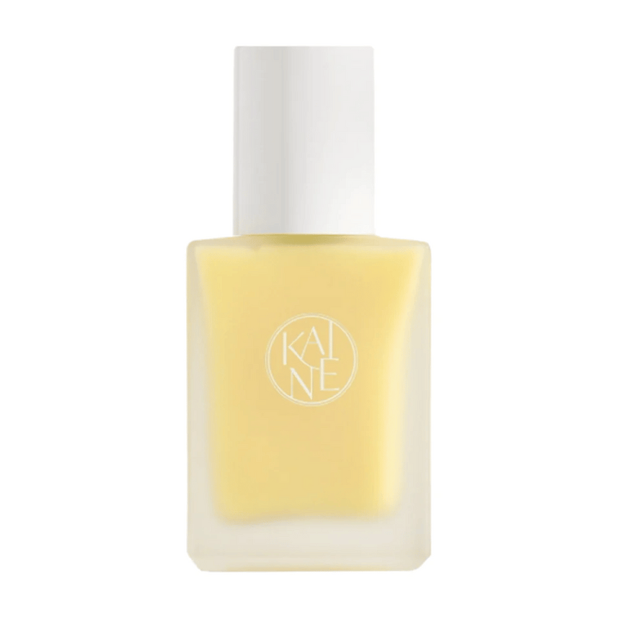 Žltá fľaša Vita Drop Serum 30ml na bielom pozadí s KAINE výrobkami pre starostlivosť o pleť.