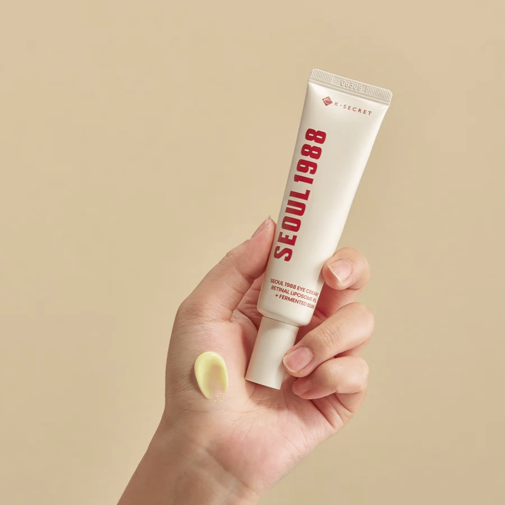SEOUL 1988 Eye Cream - Retinal Liposome 4% + Fermented Bean

Výživný očný krém obsahujúci 4% Retinal Liposome a fermentované fazule na redukciu jemných liniek, zlepšenie elasticity pokožky a hydratáciu citlivej oblasti očí.

🌿 Výhody:
✔ Redukuje vrásky a tmavé kruhy
✔ Posilňuje kožnú bariéru a poskytuje pevnejšiu pokožku
✔ Ľahko sa absorbuje a vhodný pre citlivú pokožku

Perfektný pre mladistvý a žiarivý pohľad! 👀✨