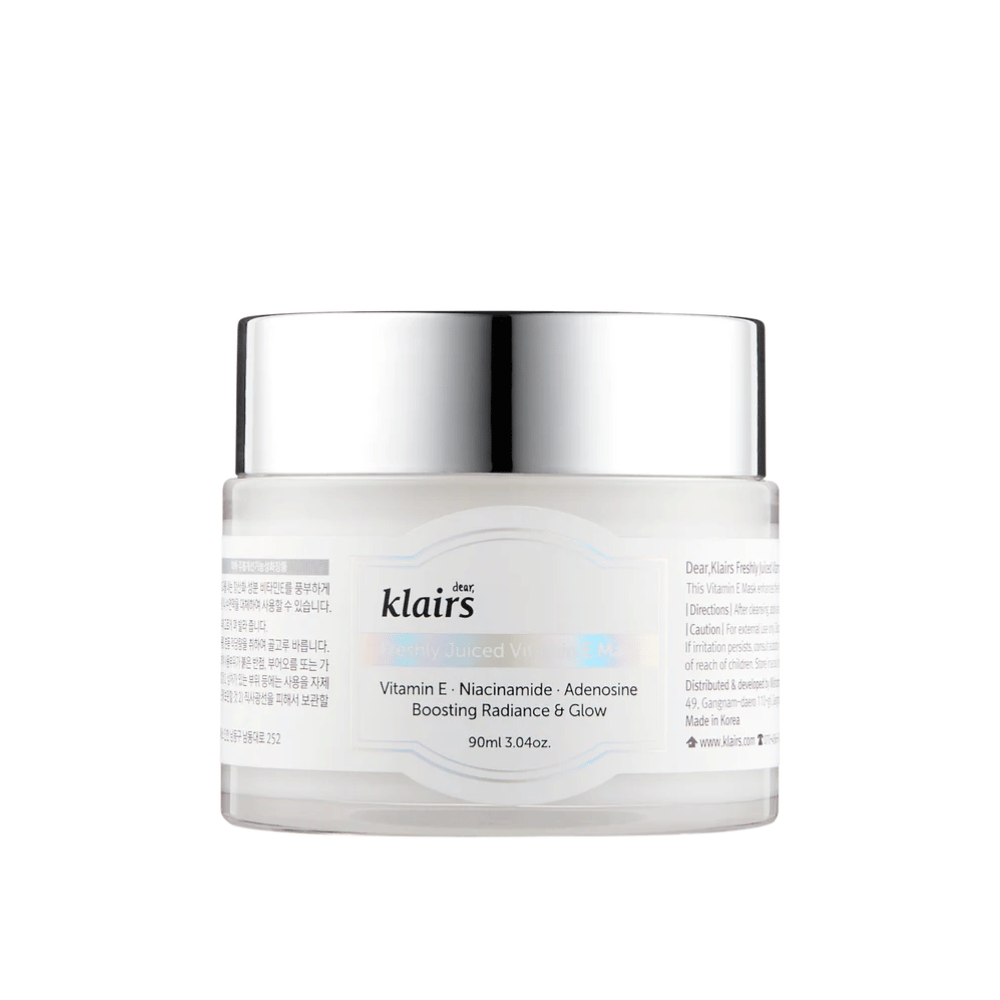 Zatvorená biela nádoba Klairs Freshly Juiced Vitamin E Mask s textom o vitamíne E, niacínamide a adenozíne pre žiarivosť, na bielom pozadí.