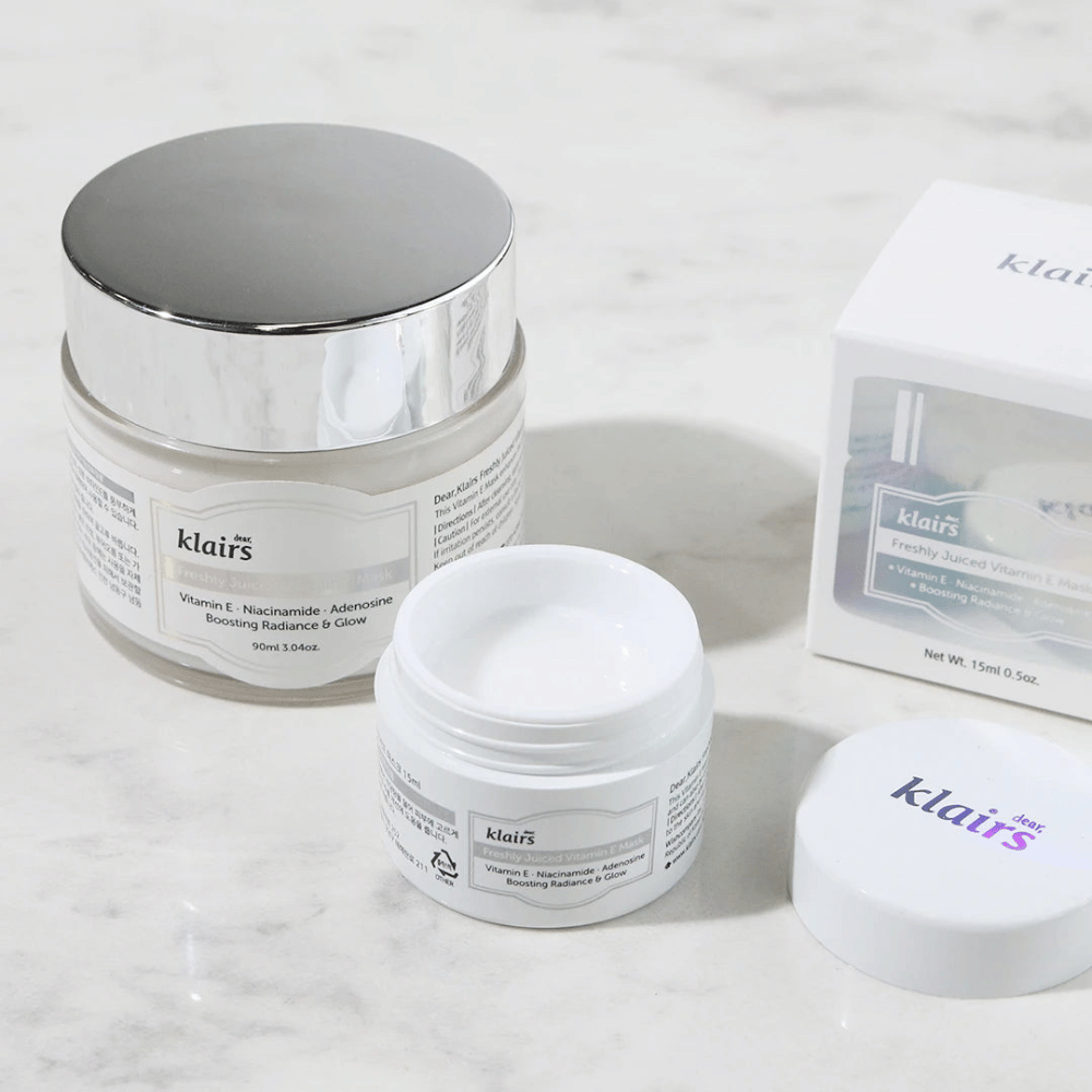 Kolekcia produktov starostlivosti o pleť od Klairs na mramorovej lavici: zatvorená nádoba, otvorená nádoba s krémom a krabica s textom.