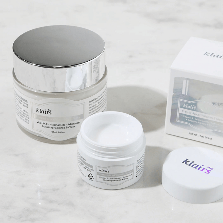 Kolekcia produktov starostlivosti o pleť od Klairs na mramorovej lavici: zatvorená nádoba, otvorená nádoba s krémom a krabica s textom.