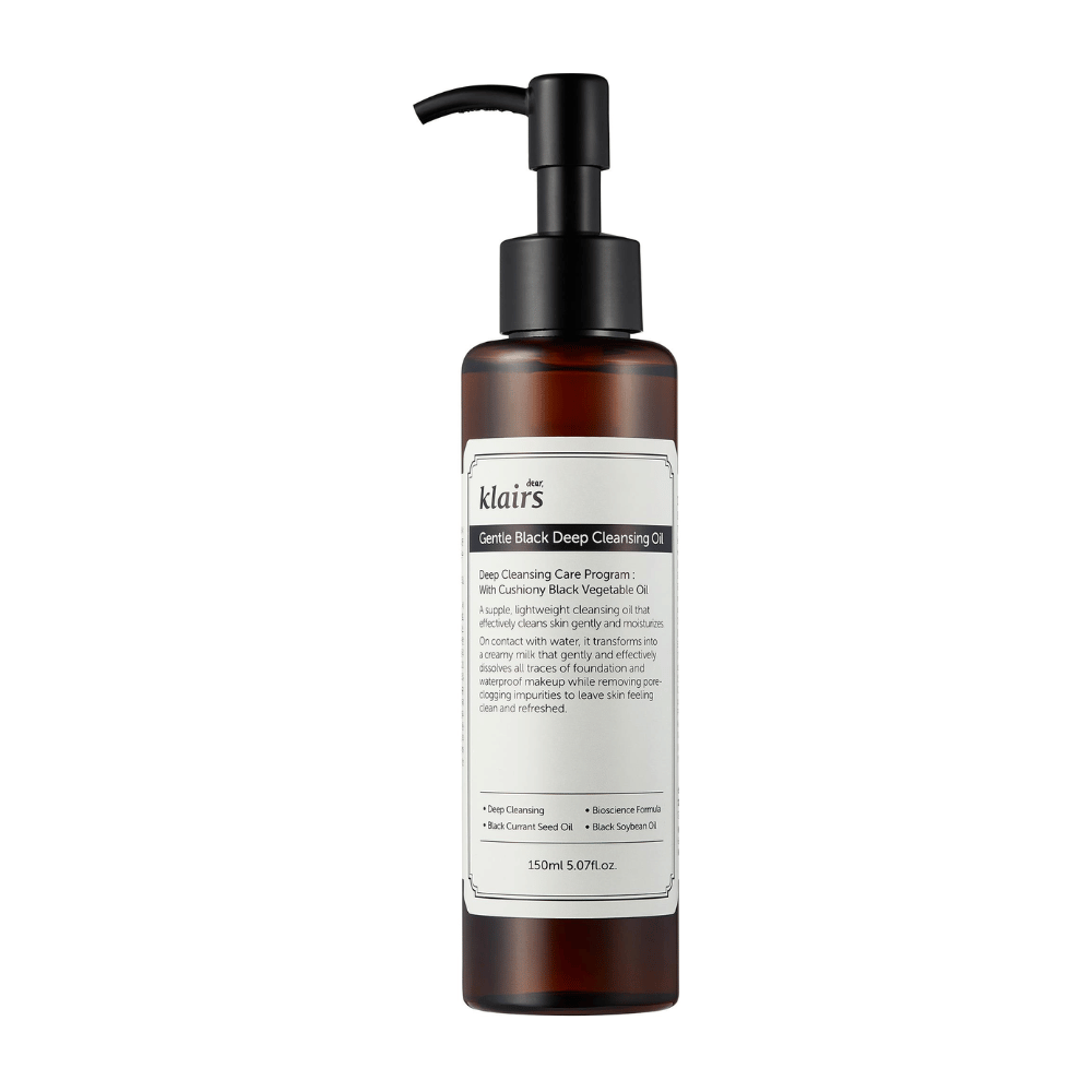 Fľaša s Klairs Gentle Black Deep Cleansing Oil, čistiaci olej, s čiernou pumpou a textom, ktorý popisuje produkt, na bielom pozadí.