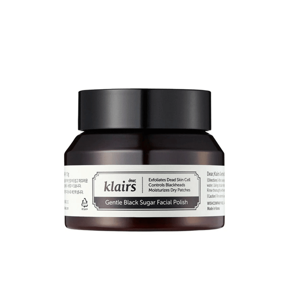 Pohár Klairs Gentle Black Sugar Facial Polish s čiernym viečkom a etiketou, na neutrálnej pozadí.