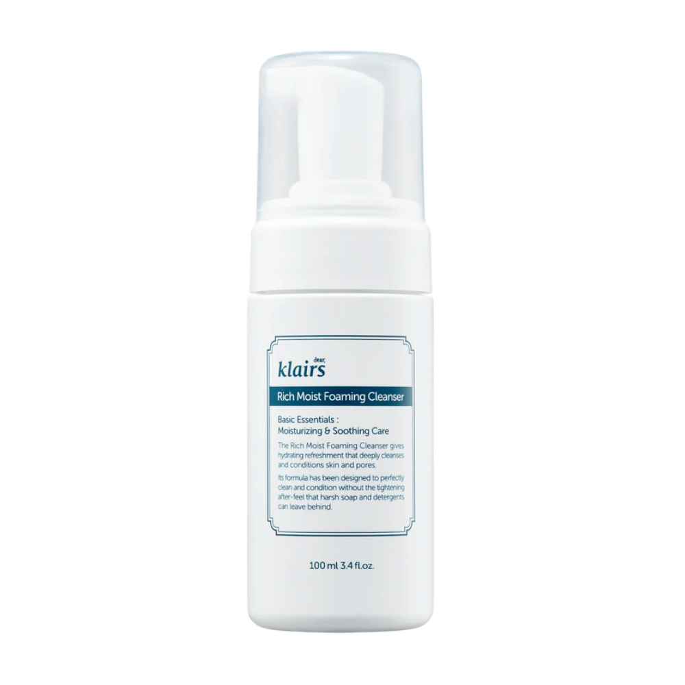 Pumpičková fľaša Klairs Rich Moist Foaming Cleanser s popisom hydratačných a upokojujúcich vlastností, na bielom pozadí.
