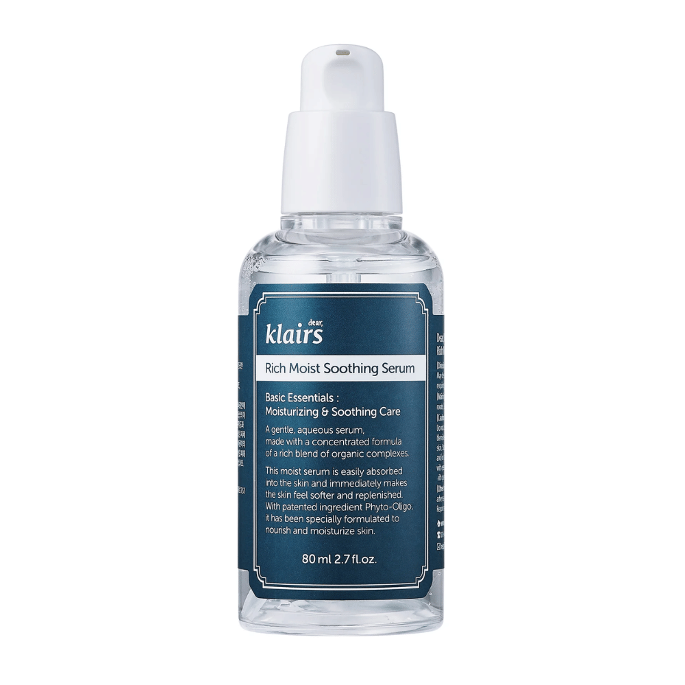 Priehľadná fľaša s Klairs Rich Moist Soothing Serum a bielym kvapkadlom, na bielom pozadí.