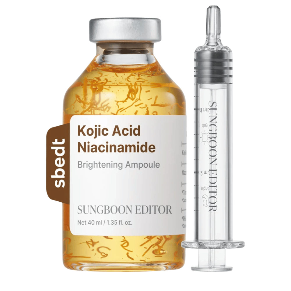 7. SUNGBOON EDITOR Kojic Acid Niacinamide Brightening Ampoule 40 ml – zlatý fľaštička séra s viditeľnými aktívnymi vláknami a transparentným aplikátorom na bielom pozadí