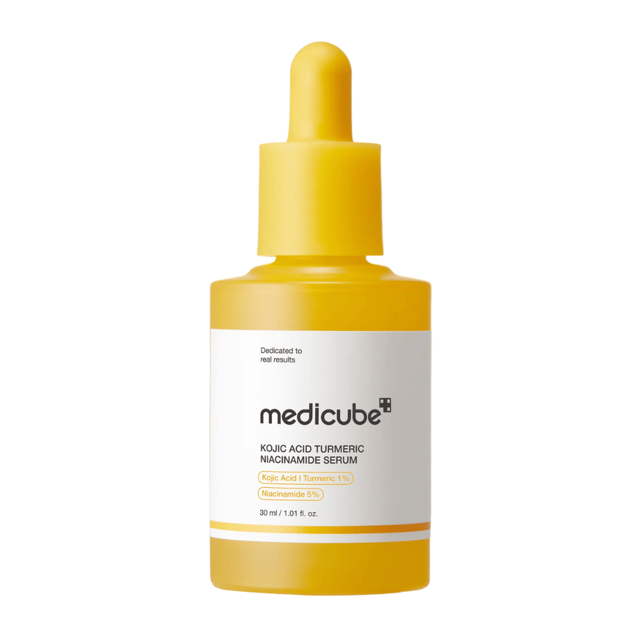 Produktová fotografia na bielom pozadí Medicube Kojic Acid Turmeric Niacinamide Serum so žltou fľaštičkou a pipetou. Minimalistický dizajn a teplé farby vytvárajú moderný a klinický dojem, pričom sa produkt spája s rozjasňujúcou starostlivosťou o pleť a glow efektom.
