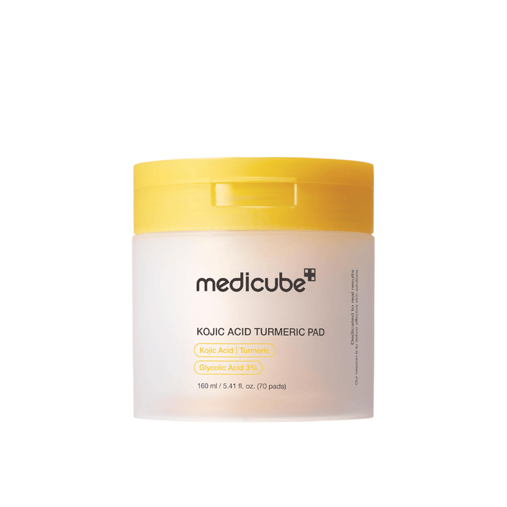 Produktová fotografia bez pozadia produktu Medicube Kojic Acid Turmeric Pad v žltom tégliku s exfoliačnými tampónmi obsahujúcimi kyselinu kojovú, kurkumu a kyselinu glykolovú pre rovnomernejší tón pleti a žiarivý vzhľad.
