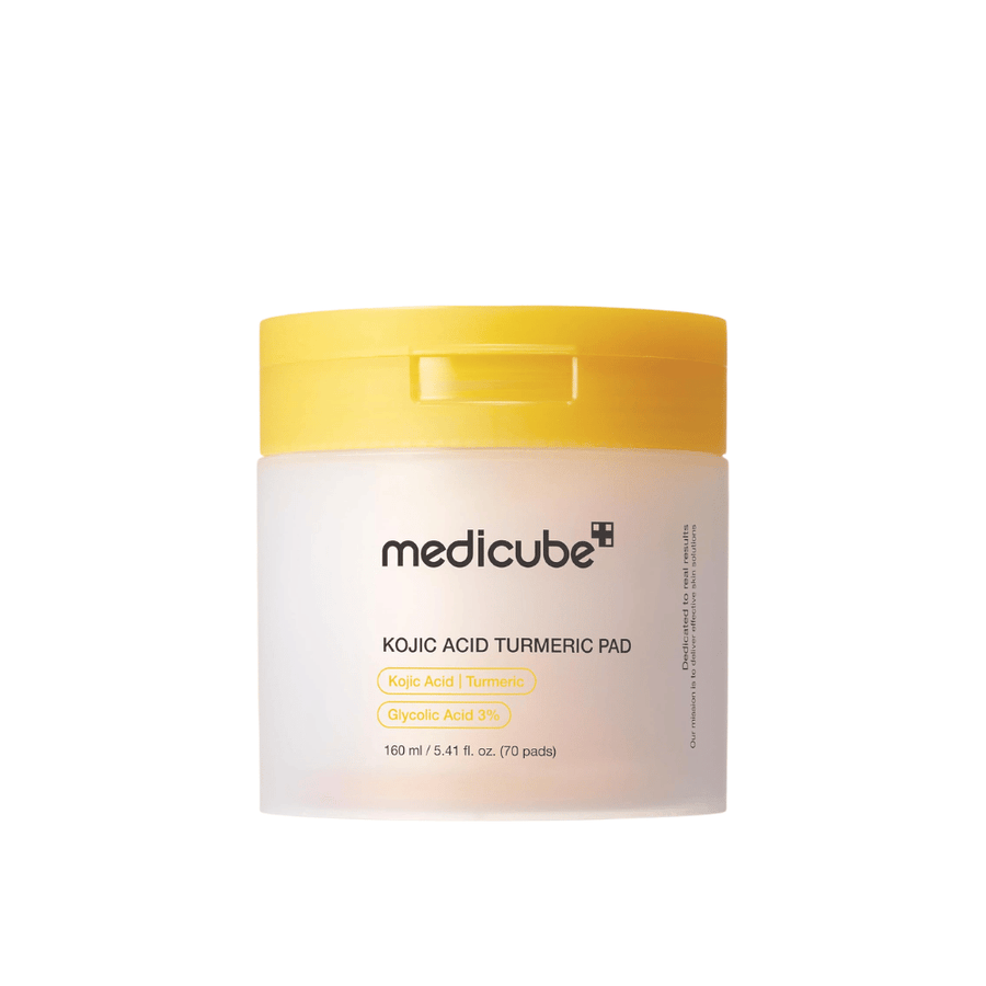 Produktová fotografia bez pozadia produktu Medicube Kojic Acid Turmeric Pad v žltom tégliku s exfoliačnými tampónmi obsahujúcimi kyselinu kojovú, kurkumu a kyselinu glykolovú pre rovnomernejší tón pleti a žiarivý vzhľad.