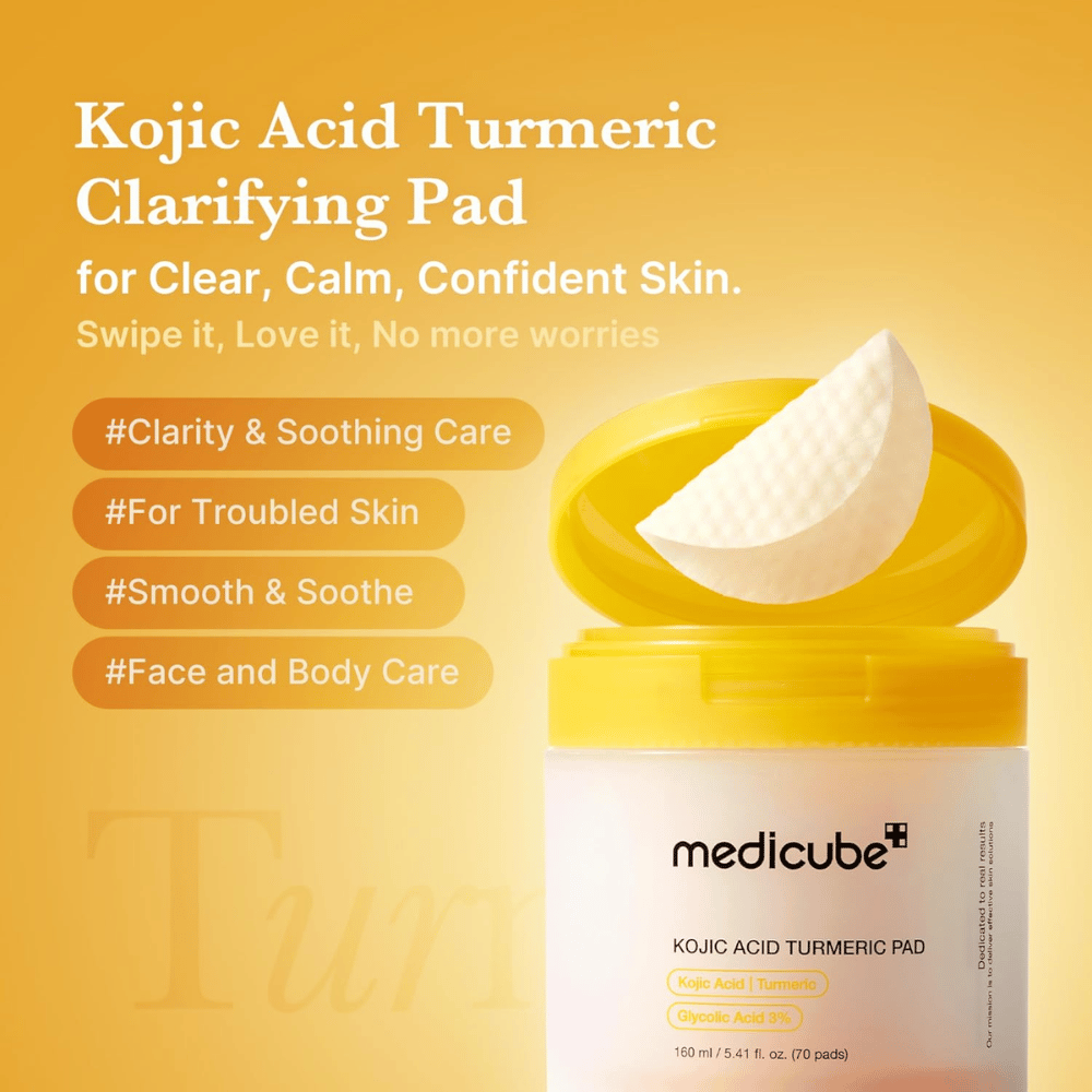 Propagačný obrázok pre Medicube Kojic Acid Turmeric Pad, ktorý vyzdvihuje exfoliačné tampóny pre jasnejšiu pleť, upokojujúcu starostlivosť a použitie na tvár aj telo.