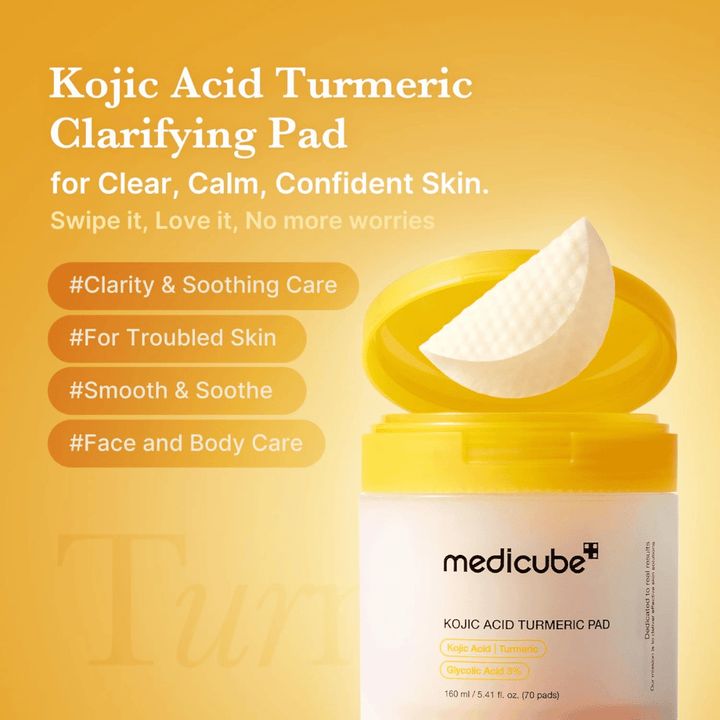 Propagačný obrázok pre Medicube Kojic Acid Turmeric Pad, ktorý vyzdvihuje exfoliačné tampóny pre jasnejšiu pleť, upokojujúcu starostlivosť a použitie na tvár aj telo.