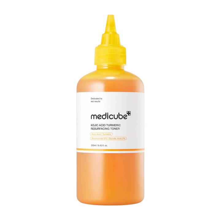 Produktová fotografia s vyrezaným pozadím Medicube Kojic Acid Turmeric Resurfacing Toner v žltej aplikačnej fľaši na exfoliačnú starostlivosť o pleť a zlepšenie textúry pokožky.