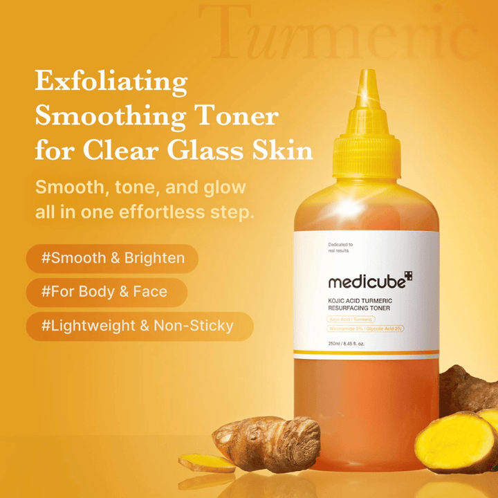 Kampaňový obrázok pre Medicube Kojic Acid Turmeric Resurfacing Toner, ktorý zdôrazňuje exfoliačný toner pre žiarivý vzhľad, zjednotený tón pleti a ľahko hydratačné zloženie na tvár a telo.