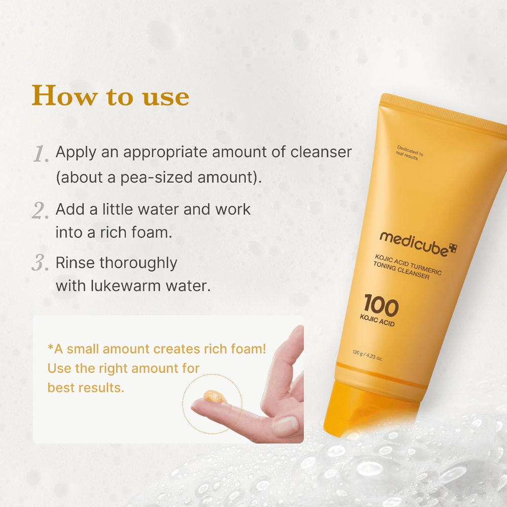 Medicube Kojic Acid Turmeric Toning Cleanser s návodom na použitie v troch krokoch. Žltá tuba čistiaceho prípravku a gél na končeku prsta znázorňujúci dávkovanie.