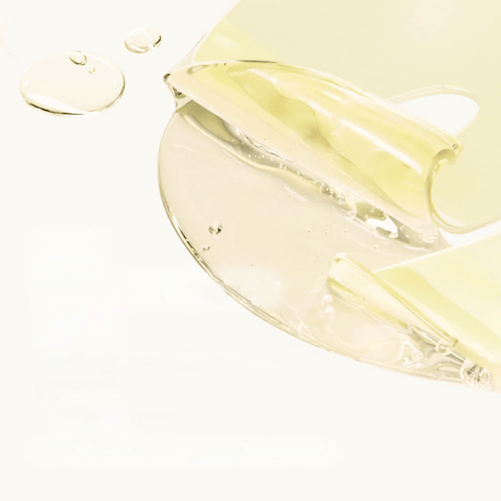 Detailný pohľad na Medicube Kojic Acid Turmeric Brightening Gel Mask – priehľadná gélová maska so zlatým tónom a viditeľnými kvapkami séra.