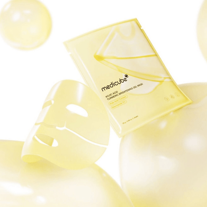 Medicube Kojic Acid Turmeric Brightening Gel Mask – rozjasňujúca gélová maska s kyselinou kojicovou a kurkumou, viditeľná v priehľadnej plátennej maske a žltom balení.