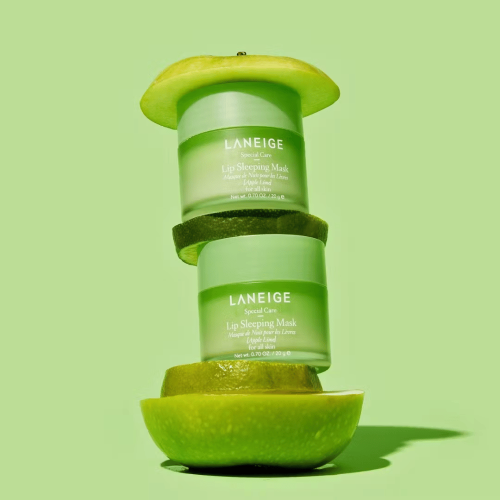 Dve nádoby s LANEIGE Lip Sleeping Mask Apple Lime 20g naskladané na sebe poskytujú hydratáciu.