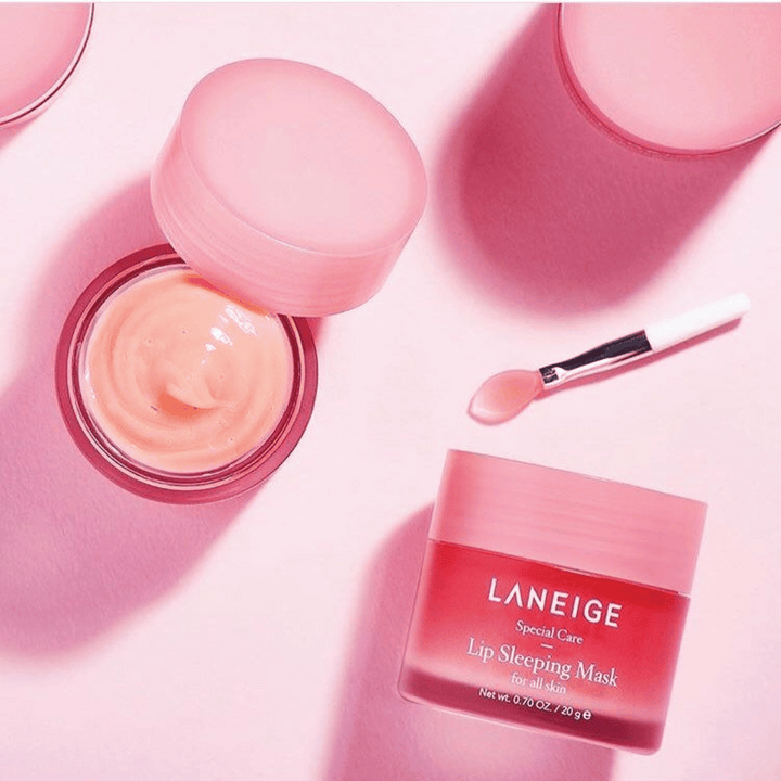 K-beauty's Laneige's Lip Sleeping Mask Berry 20g na ružovom pozadí.
