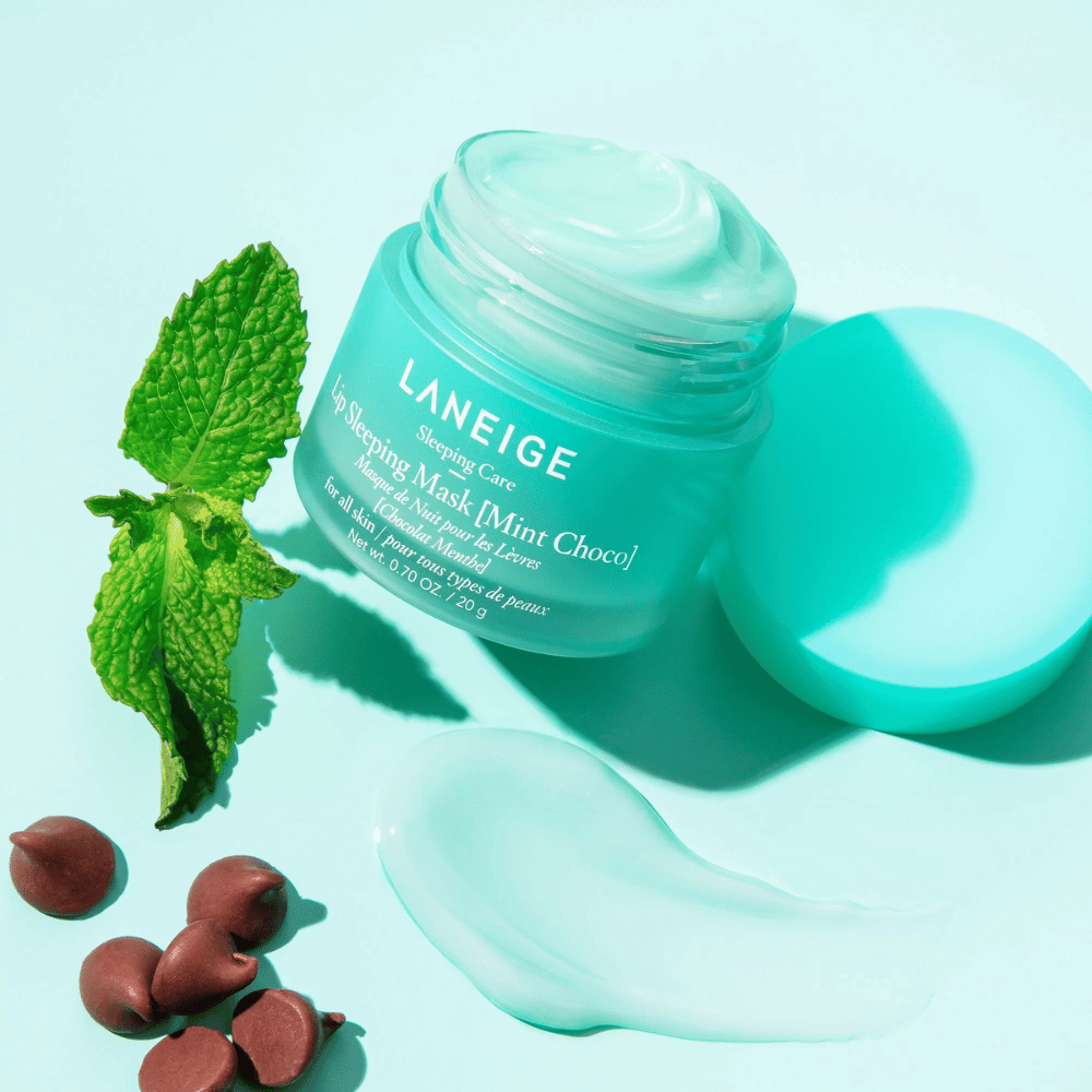 LANEIGE's Lip Sleeping Mask Mint Choco 20g na modrom pozadí.