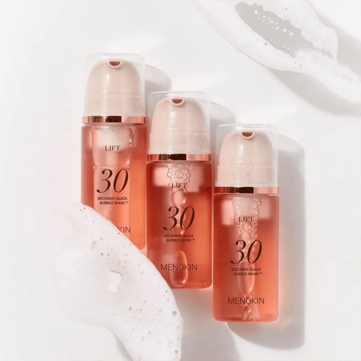 Estetická produktová fotografia s tromi fľašami MENOKIN LIFT 30 Seconds Quick Bubble Mask obklopenými jemnou penou, ktorá zdôrazňuje bublinkový a čistiaci efekt.