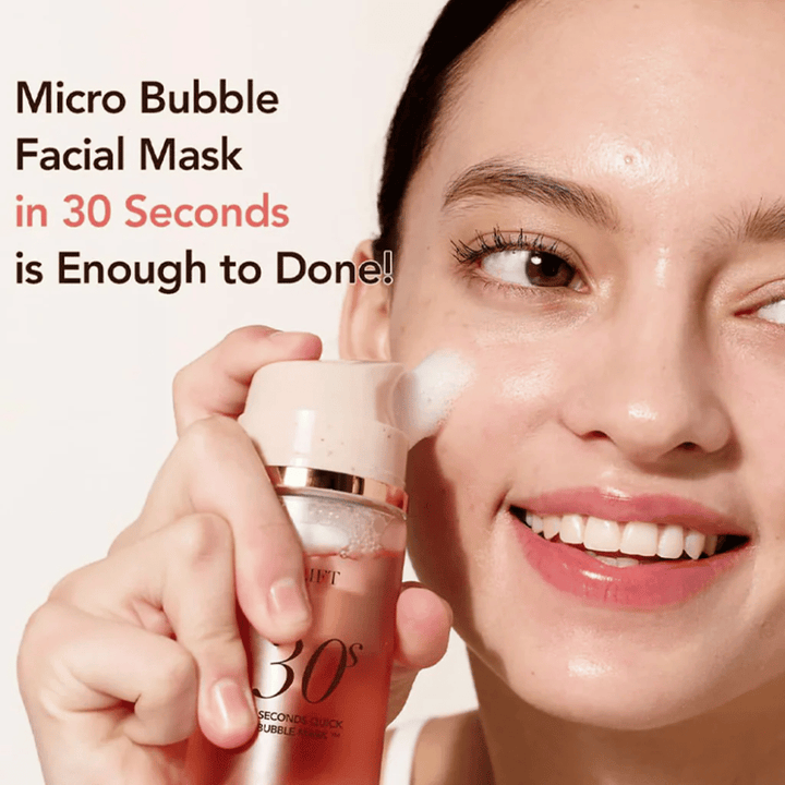 Lifestyle fotografia, na ktorej modelka aplikuje MENOKIN bubble mask priamo na pokožku s mikro bublinkami, spolu s textom, ktorý zdôrazňuje rýchlu starostlivosť o pleť za 30 sekúnd.