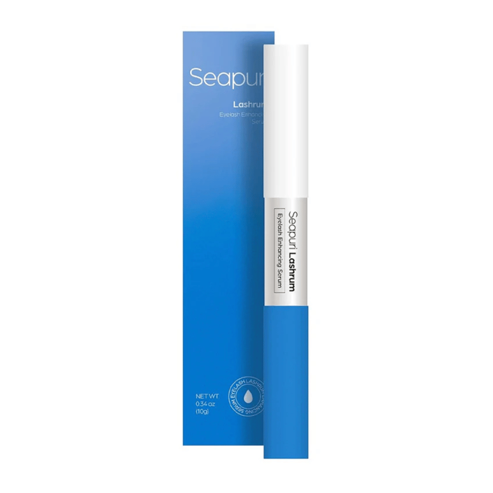 Obrázok produktu Seapuri Lashrum Eyelash Enhancing Serum s balením. Podporuje dlhšie, silnejšie a plnšie riasy.