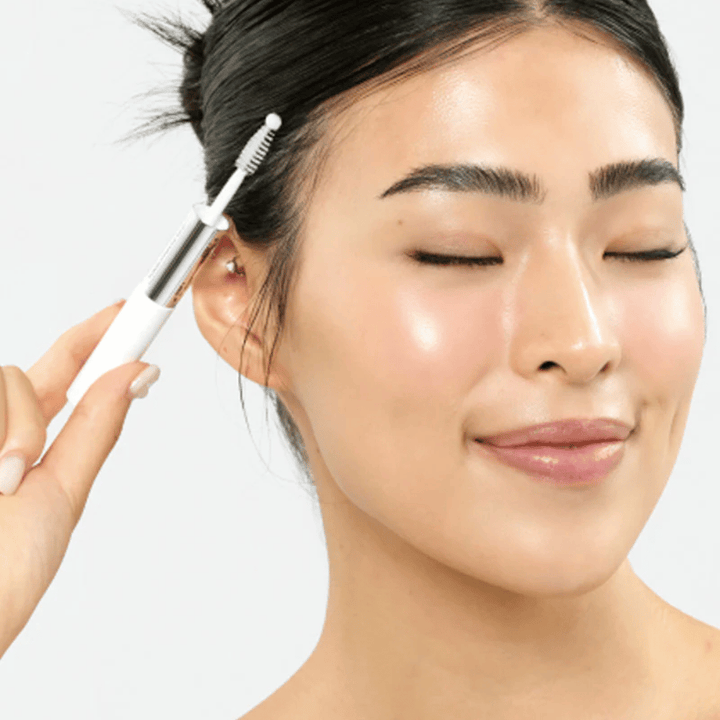 Žena aplikuje Seapuri Lashrum Eyelash Enhancing Serum na riasy. Podporuje prirodzený rast a lesk.