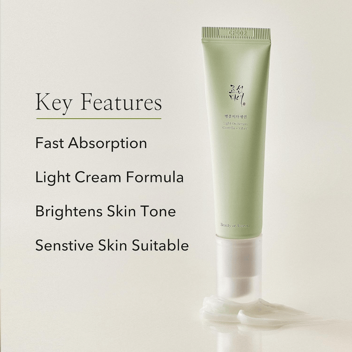 Beauty of Joseon Light On Serum s Centella a vitamínom C, zobrazené stojace s vytlačeným krémom na spodku. Kľúčové funkcie sú uvedené vedľa: rýchla absorpcia, ľahká krémová formula, zlepšenie tónu pleti a vhodné pre citlivú pokožku.