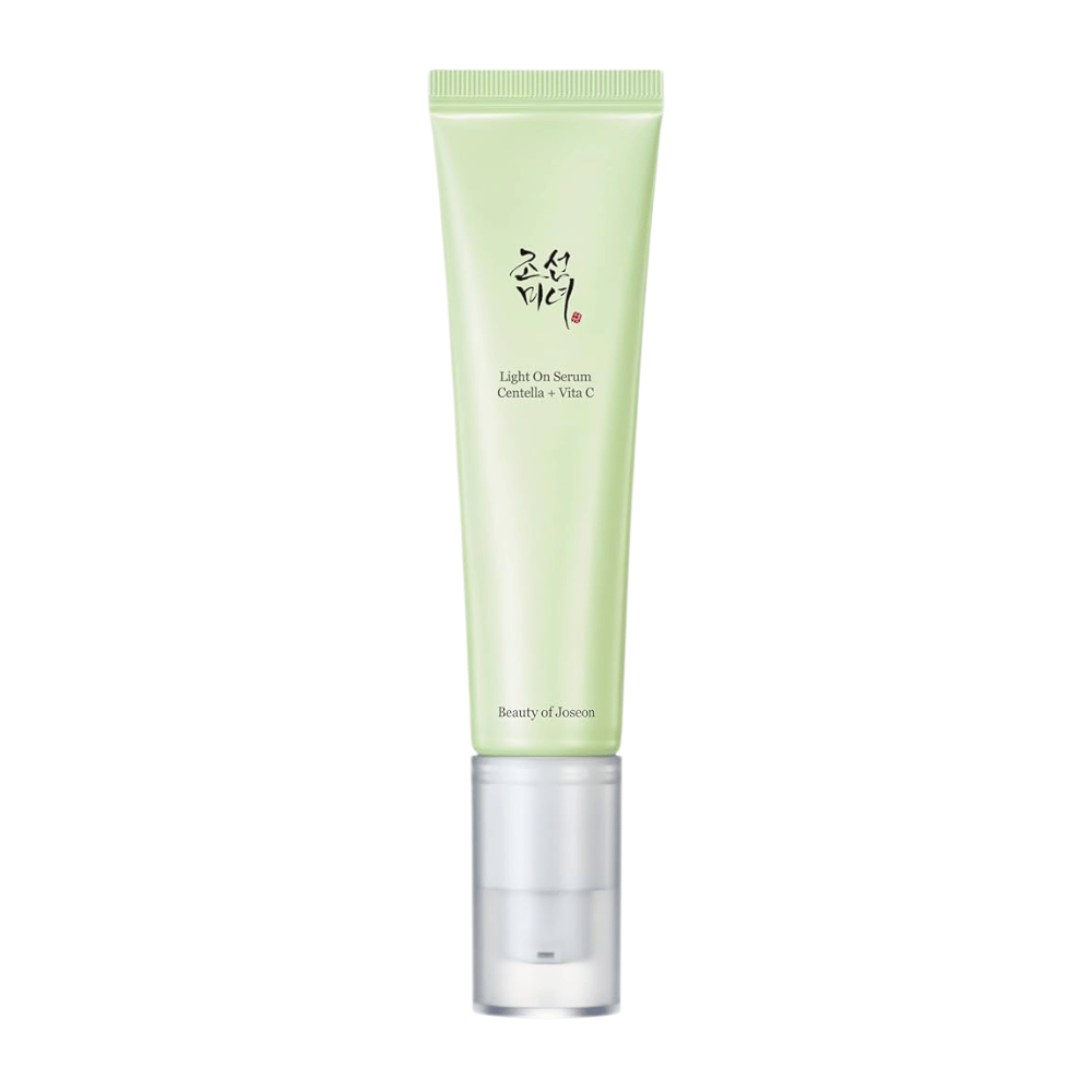 Beauty of Joseon Light On Serum v svetlozelenej tube s pumpičkou, obsahujúcej Centella a vitamín C pre rozjasňujúcu starostlivosť o pleť.