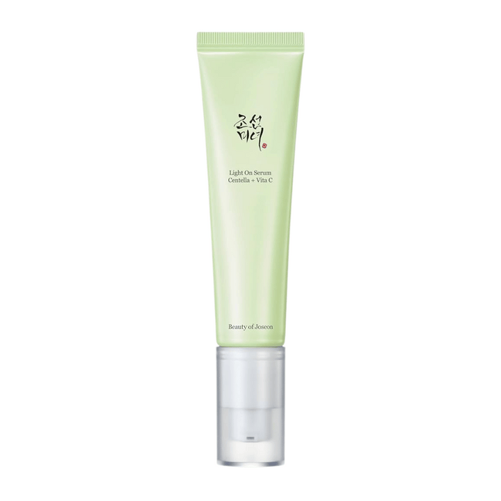 Beauty of Joseon Light On Serum v svetlozelenej tube s pumpičkou, obsahujúcej Centella a vitamín C pre rozjasňujúcu starostlivosť o pleť.