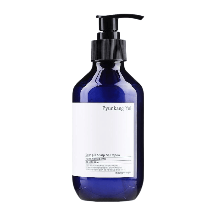 Štýlový vyrezaný produktový obrázok Pyunkang Yul Low pH Scalp Shampoo v modrej fľaši s pumpičkou a minimalistickým dizajnom.