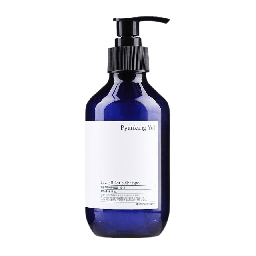 Štýlový vyrezaný produktový obrázok Pyunkang Yul Low pH Scalp Shampoo v modrej fľaši s pumpičkou a minimalistickým dizajnom.