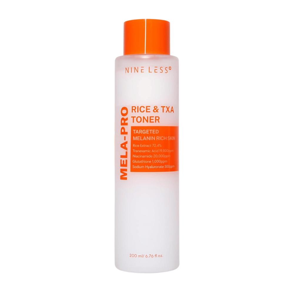 6. NINE LESS MELA-PRO Rice & TXA Toner 200 ml – biela fľaša tonera s oranžovým uzáverom a etiketou na bielom pozadí