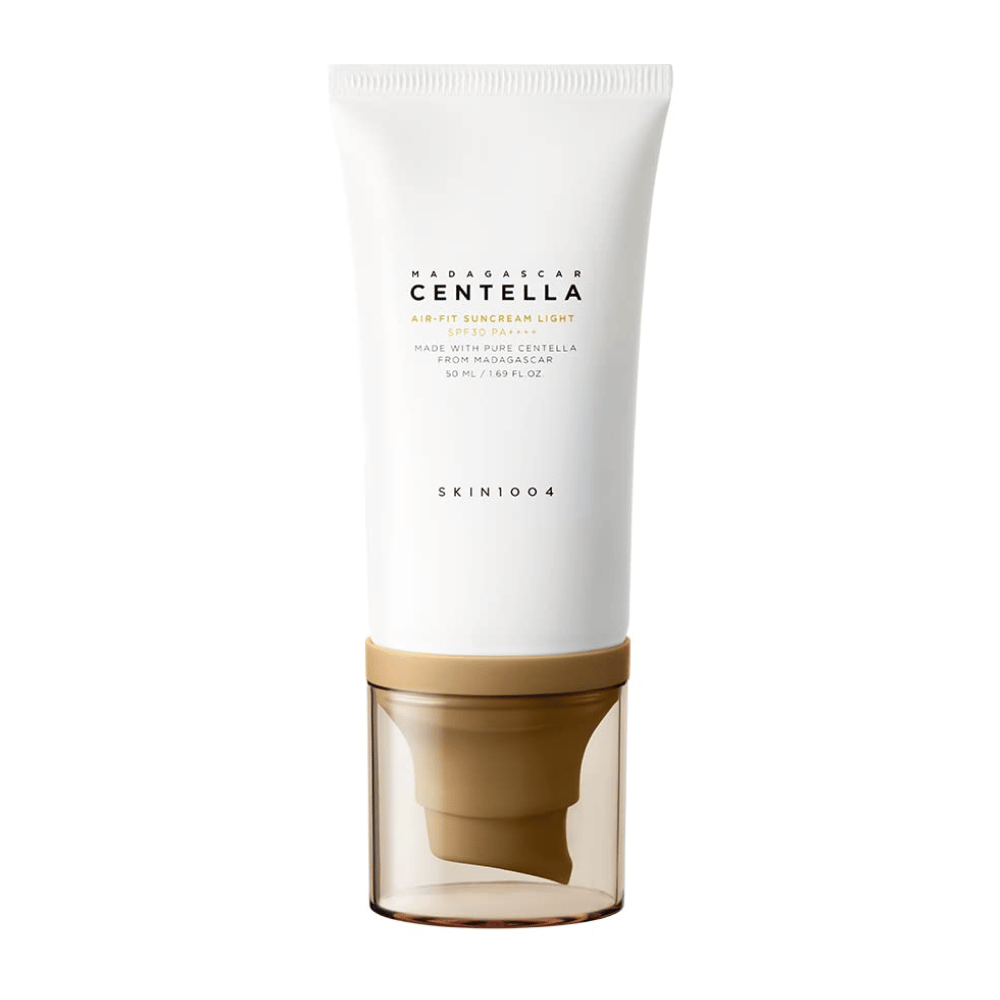 SKIN1004 Madagascar Centella Air-Fit Suncream Light SPF30 PA++++ – ľahký opaľovací krém s centellou asiatica, ktorý chráni pokožku, hydratuje a je vhodný pre citlivú pokožku.