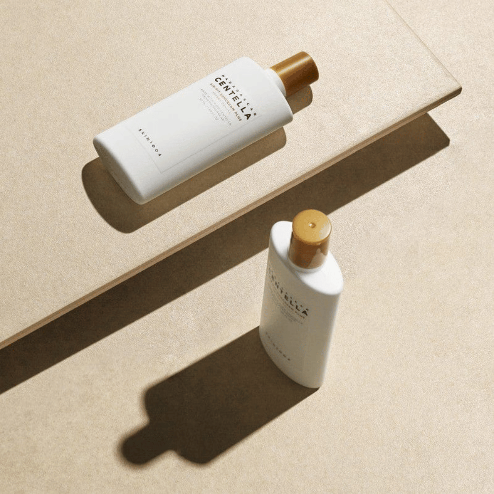 Opaľovací krém od SKIN1004 s ľahkou formulou a vysokou ochranou SPF50+, ktorý hydratuje pokožku a je vhodný pre všetky typy pleti vrátane citlivej pleti