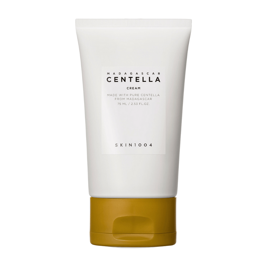 Obrázok zobrazuje tubu s "Madagascar Centella Cream" od SKIN1004. Je to krém na pleť vyrobený z čistej Centelly z Madagaskaru a je balený v balení o veľkosti 75 ml / 2.53 fl.oz. Produkt je určený na starostlivosť o pleť, aby poskytoval výživu a hydratáciu pokožke.
