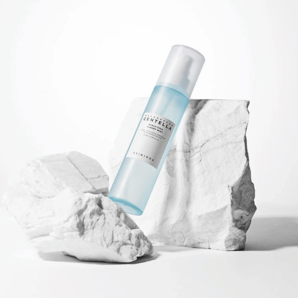 SKIN1004 Madagascar Centella Hyalu-Cica Cloudy Mist – upokojujúca a hydratačná pleťová hmla pre citlivú pokožku s centellou z Madagaskaru