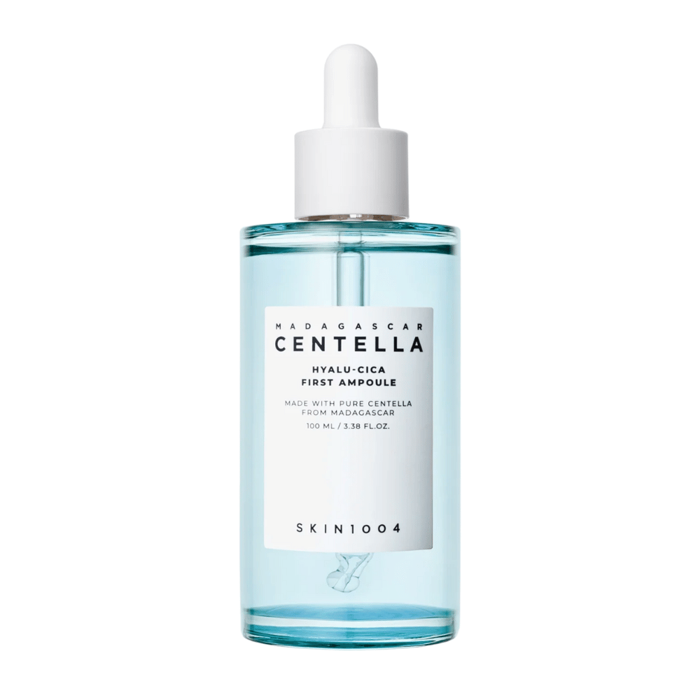 Obrázok produktu Skin1004 Madagascar Centella Hyalu-Cica First Ampoule, 100 ml fľaša s bielou etiketou a pipetou.
