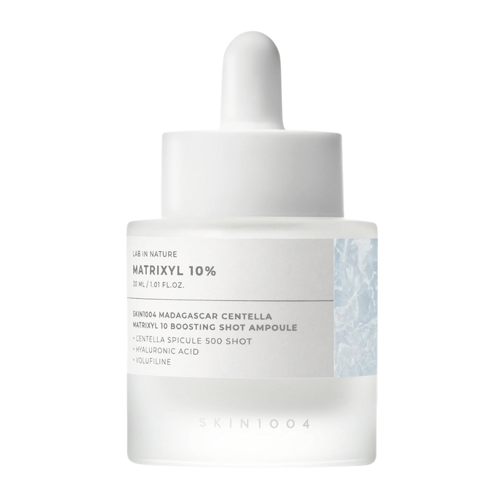 Detailný záber na SKIN1004 Madagascar Centella Matrixyl 10 Boosting Shot Ampoule ukazuje pipetu a etiketu – vysoko koncentrované peptidové sérum pre elasticitu pokožky a hydratáciu.