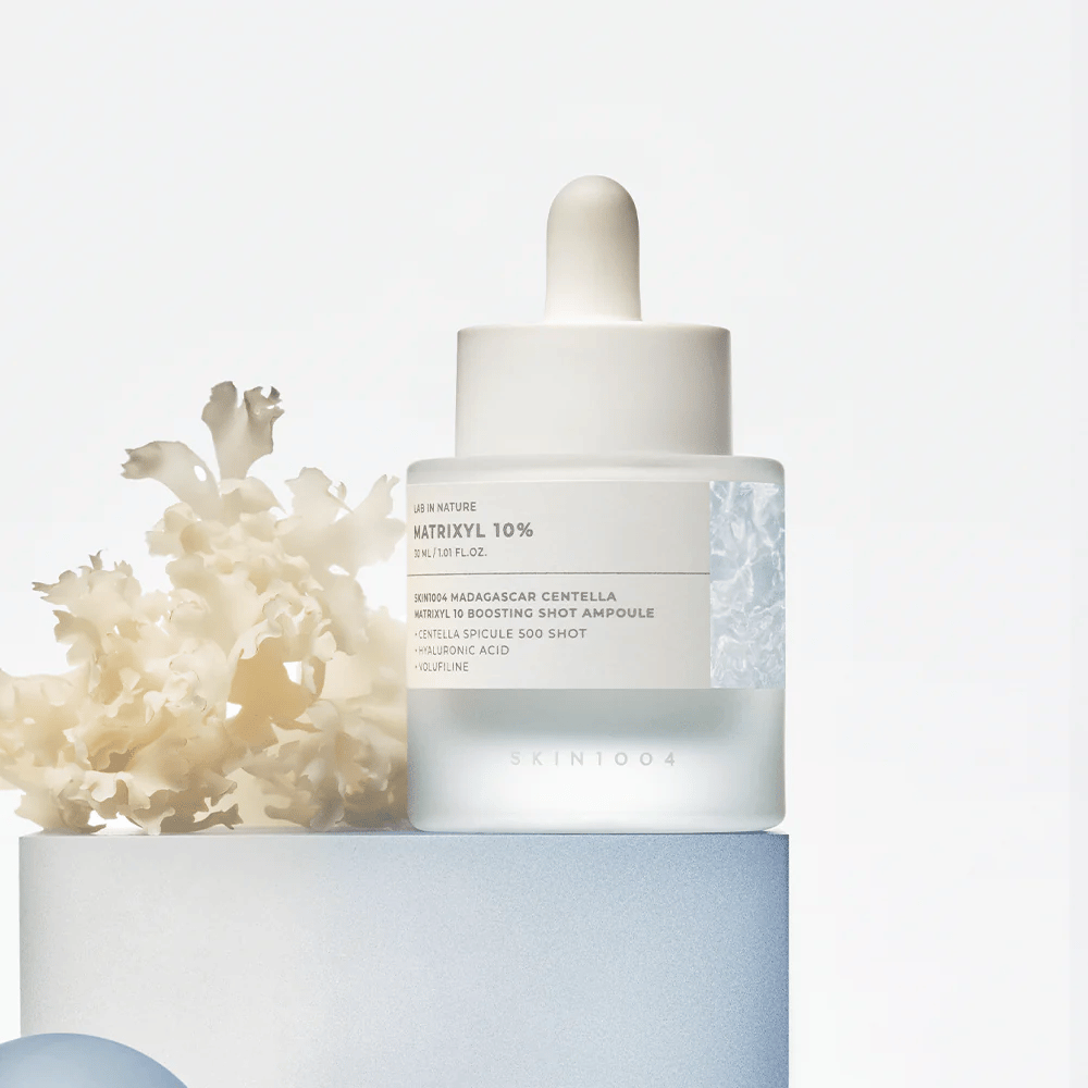 SKIN1004 Madagascar Centella Matrixyl 10 Boosting Shot Ampoule na životnom štýle – anti-age sérum s peptidmi a centella, ktoré posilňuje kožnú bariéru a dodáva pružnosť.