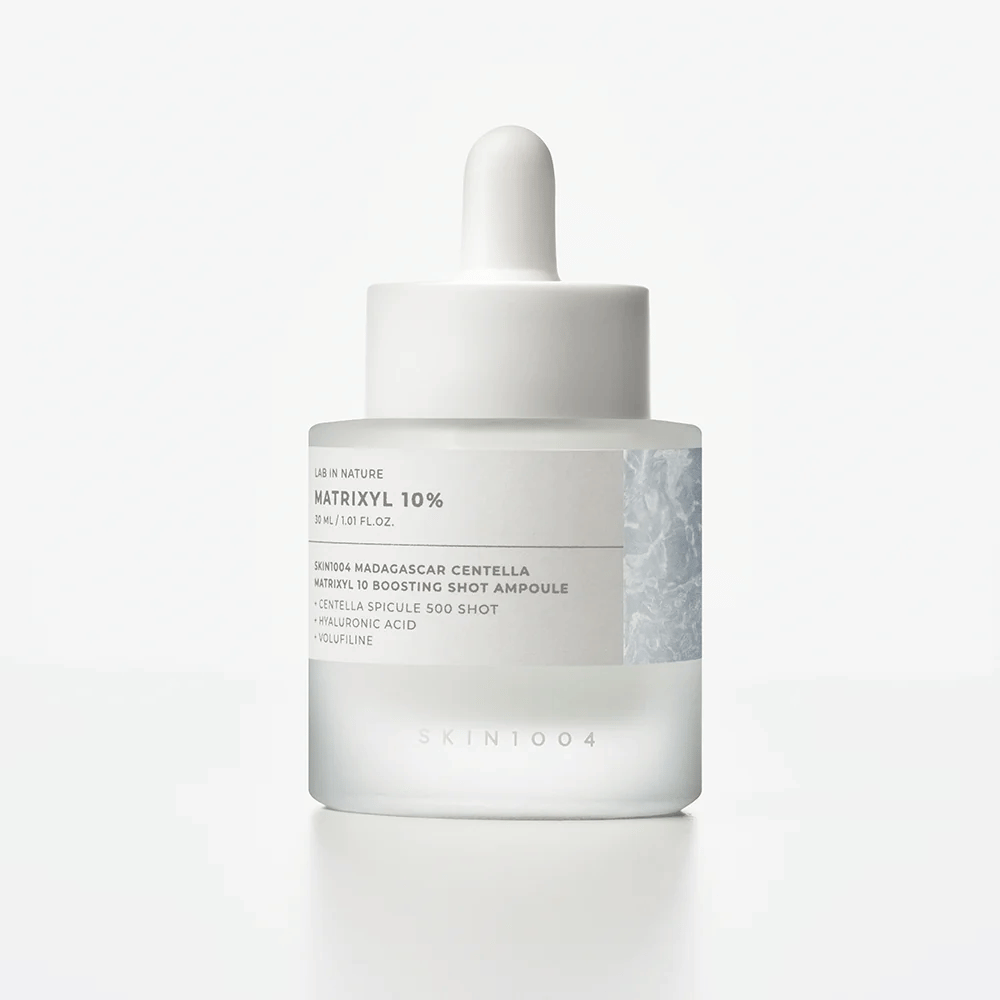 SKIN1004 Madagascar Centella Matrixyl 10 Boosting Shot Ampoule v originálnom balení – pleťové sérum s Matrixyl 10 %, kyselinou hyalurónovou a centella pre napnutú a hladkú pokožku.