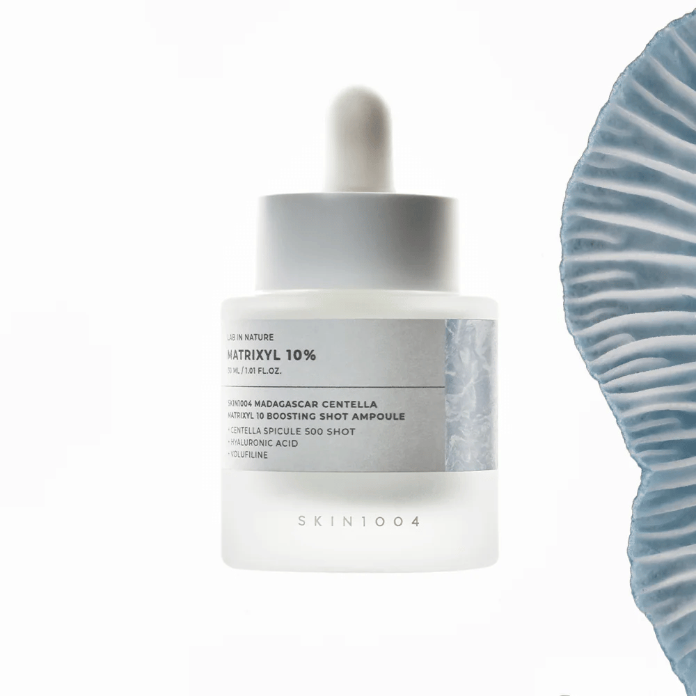 SKIN1004 Madagascar Centella Matrixyl 10 Boosting Shot Ampoule – kórejské sérum s 10 % Matrixyl a centella asiatica pre pevnejšiu pokožku, zlepšenú elasticitu a intenzívnu hydratáciu.