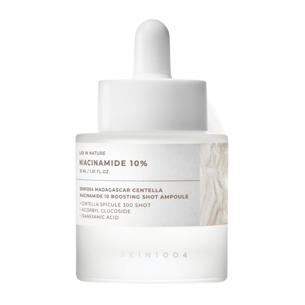 SKIN1004 Madagascar Centella Niacinamide 10 Boosting Shot Ampoule stojace na bielom pozadí – vysokokoncentrované niacínamidové sérum pre jasnejšiu pleť, lesk a vyváženú produkciu mazu.