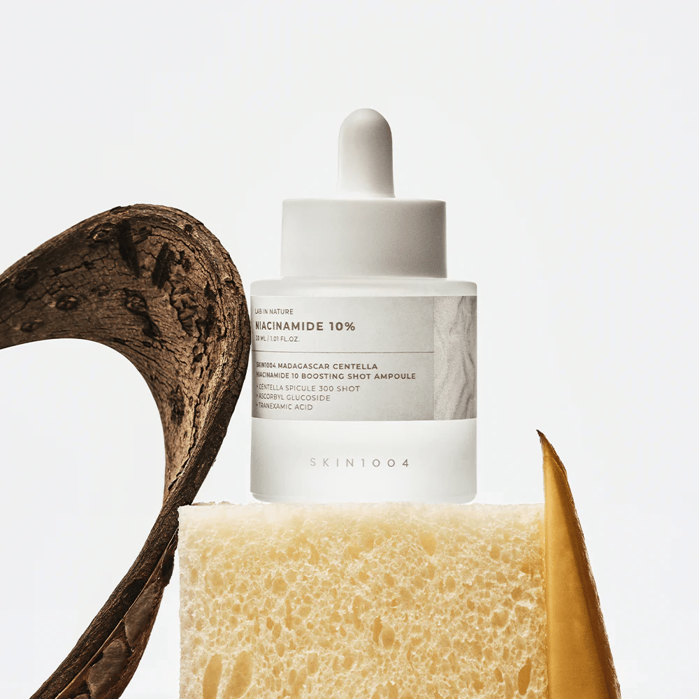SKIN1004 Madagascar Centella Niacinamide 10 Boosting Shot Ampoule v životnom štýle – pleťové sérum, ktoré pomáha znížiť nerovnomerný tón pleti a posilniť kožnú bariéru.